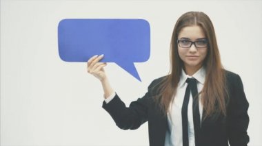 Genç iş kadını kız beyaz bir arka plan üzerinde duran ve siyah bir ceket giymiş.