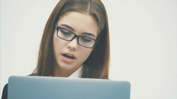 Mujer utilizando una tableta digital feliz PC aislado sobre un fondo blanco. Centrarse tanto en la tableta y el trabajo de la empresa . — Vídeos de Stock