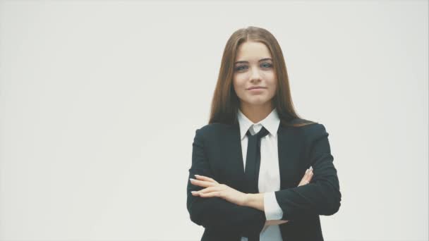 Портрет уверенной молодой женщины, стоящей на белом фоне — стоковое видео