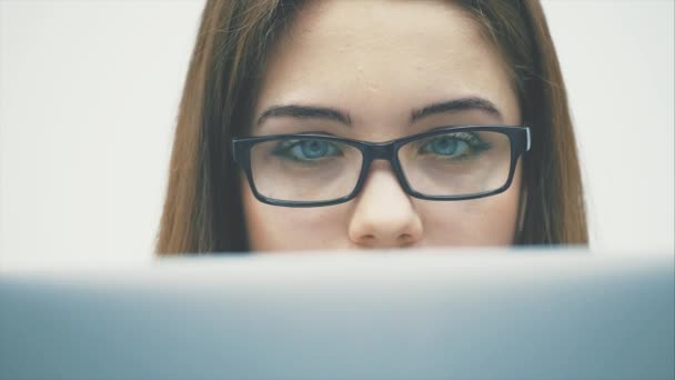 Uma bela jovem empresária trabalhando com um documento em um tablet. Movimentos lentos . — Vídeo de Stock