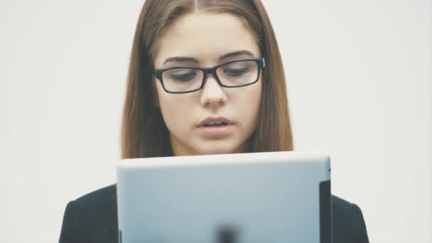 Piękna młoda kobieta interesu pracy z dokumentem w tablecie. — Wideo stockowe