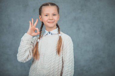 Genç çekici sarışın liseli ok jest yapar