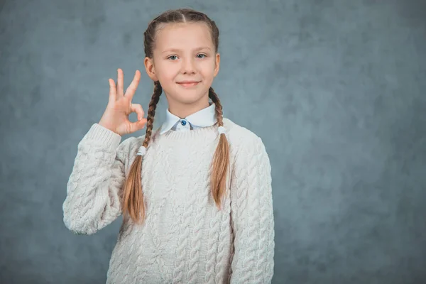 A fiatal vonzó szőke iskoláslány teszi ok gesztus — Stock Fotó