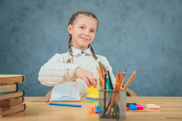 Porträt einer energiegeladenen Schülerin. inspirierte Stimmung. — Stockfoto