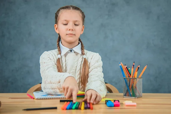 デスクで学校で若い女の子の肖像画. — Stock fotografie