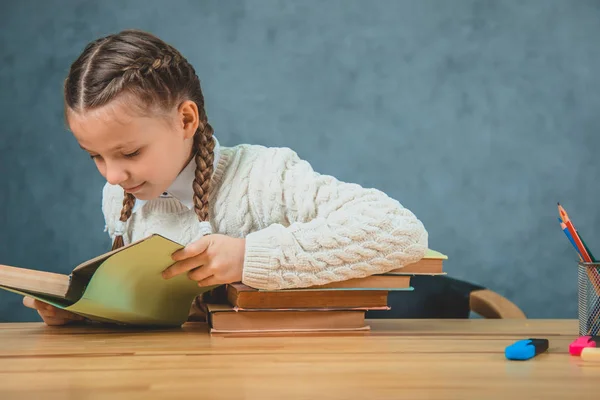 Jolie, charmante et adorable fille lit un livre avec un grand intérêt pour elle. Fille veut le lire dans une gorgée . — Photo