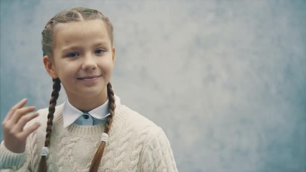 Kleine schoolkad ist glücklich, so eine erstaunliche Frisur zu haben. Stil schon in der Schule wichtig. — Stockvideo