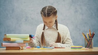 Güzel liseli onun copybook en önemli bilgileri vurgulayıcı ile işaretleme.