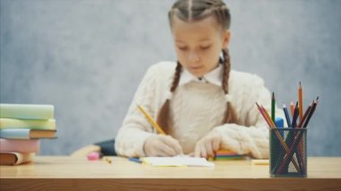 Sakin bir okul çocuk onun copybook bir şey silme.