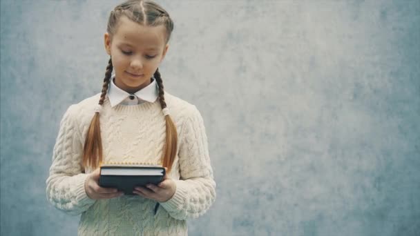 Wat kan beter voor slimme nieuwsgierige meisje dan nieuwe boeken — Stockvideo