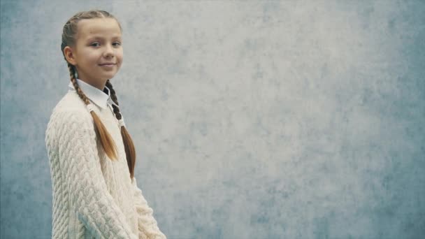 Les livres rendent la petite écolière heureuse et souriante . — Video