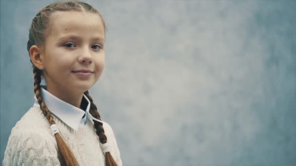 Les livres rendent la petite écolière heureuse et souriante . — Video