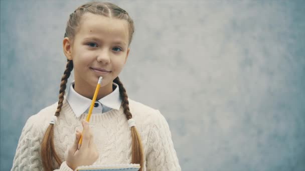 Concentrado menina da escola à procura de inspiração e alegria nova embora — Vídeo de Stock