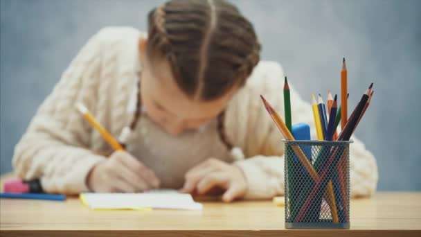 Hübsches Schulkind zeichnet mit gelbem Bleistift. — Stockvideo