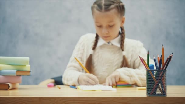 穏やかな小学生は彼女のコピーブックで何かを取り上げています. — ストック動画