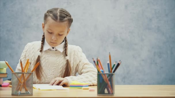 Χαριτωμένο κορίτσι επιλέγει πράσινο μολύβι και ελέγχει αν είναι ακονισμένο. — Αρχείο Βίντεο