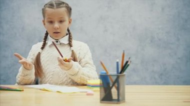 Güzel okul çocuğu onu kahverengi kalem keskinleştirmek zor bulmak.