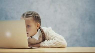 İnternette bilgi arayan meraklı öğrenci.