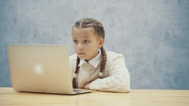 Küçük okul çocuk onu korkuttu dizüstü bir şey gördüm ve o hızlı bir şekilde kapalı.