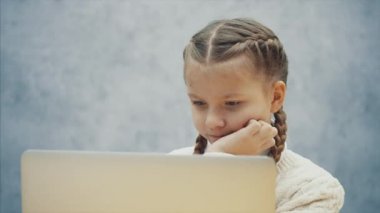 İnternette bilgi arayan meraklı öğrenci.