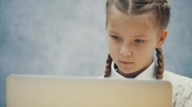 Schoolgirl onu etkiledi onu laptop şey bulur.