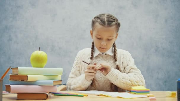 茶色の鉛筆が折れている。小さな女の子はそれを研いで. — ストック動画