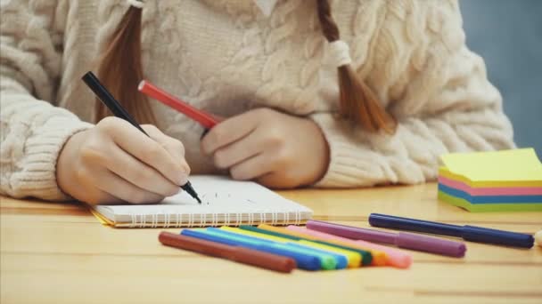 Mani di disegno scolaro carino con pennarelli rossi e neri . — Video Stock
