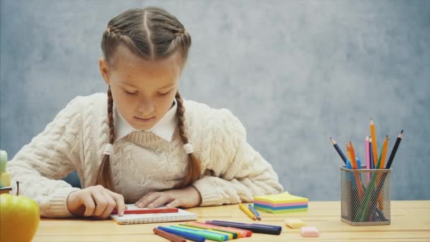 Piccola scolaretta è troppo stanca per finire i compiti . — Video Stock