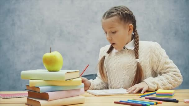 Pełna energii szczęśliwy dziewczyna wymazanie coś w jej notebooka, a thenn dmuchanie i taniec na biurku. — Wideo stockowe