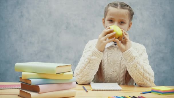 Faim écolière odeurs Gros pomme mord il avec drôle visage exspression . — Video
