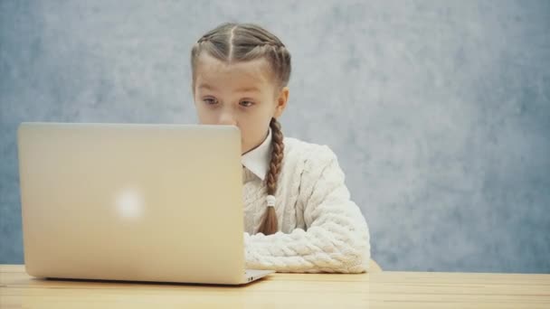 Kérdezősködő gyermek kapott egy eszme mit keresni az interneten. — Stock videók