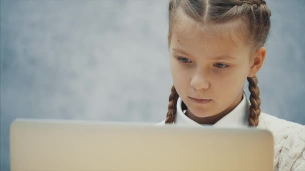 Schoolmeisje vondsten in haar laptop iets dat haar onder de indruk. — Stockvideo