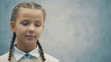 İlk ciddi ve emin ama daha sonra gülümseyen liseli.