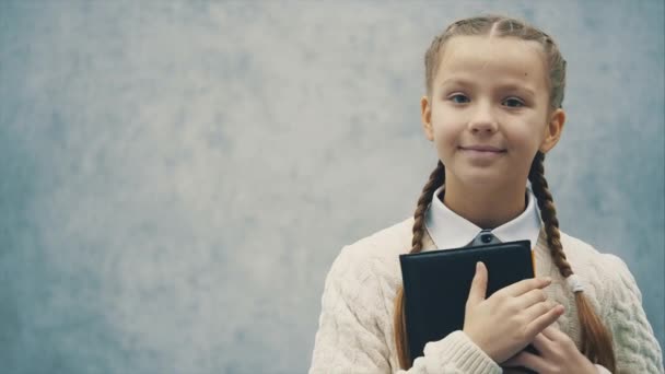 Happy schoolkid houdt zoveel van boeken en streeft naar nieuwe kennis. — Stockvideo