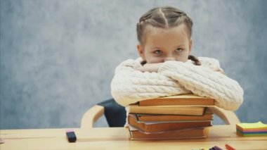 Küçük okul çocuk zor kitaplar için sulu elma tercih.