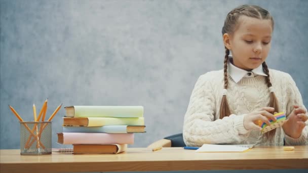 Pequeño alumno está contando nuevas pegatinas de colores . — Vídeos de Stock