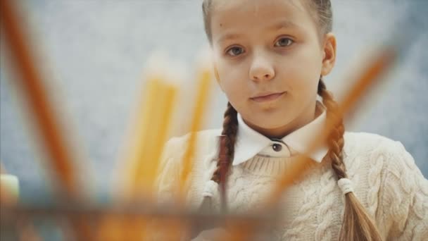 Un écolier prend un crayon. . — Video