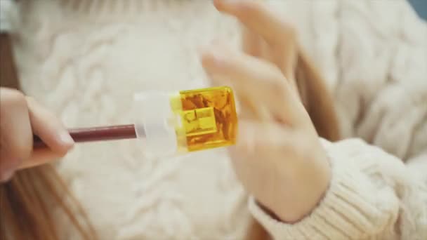 Petite écolière aiguise son crayon brun .