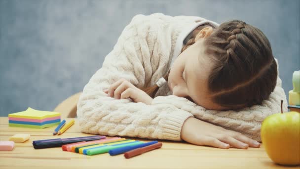 Kleines Mädchen schläft am Schreibtisch. Sie ist zu müde, um mehr zu zeichnen. — Stockvideo