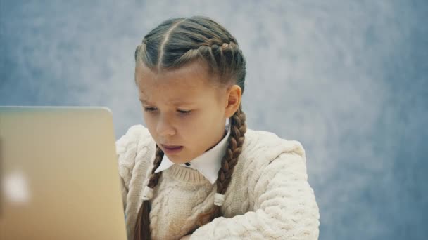 Schoolmeisje vondsten in haar laptop iets dat haar onder de indruk. — Stockvideo