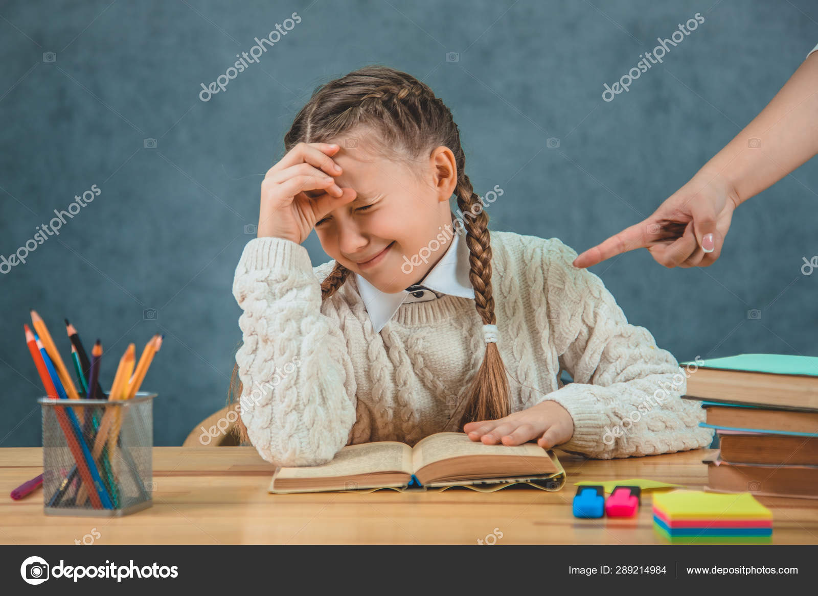 Мальчик плачет урок. Ученик плачет. Ребенок плачет за уроками. Дети за столом. Ребенок за уроками