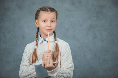 Kafası karışmış bir kız ödevini düşünüyor..