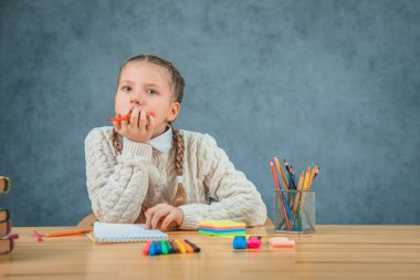Şaşırmış, ama bitkin ya da sıkılmış genç öğrenci. Okul kız, Back to school teması ile yaratıcı konsept fotoğrafı
