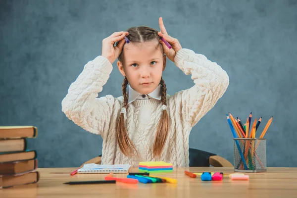 Serieuze look van schattig meisje, maar grappige acties. — Stockfoto