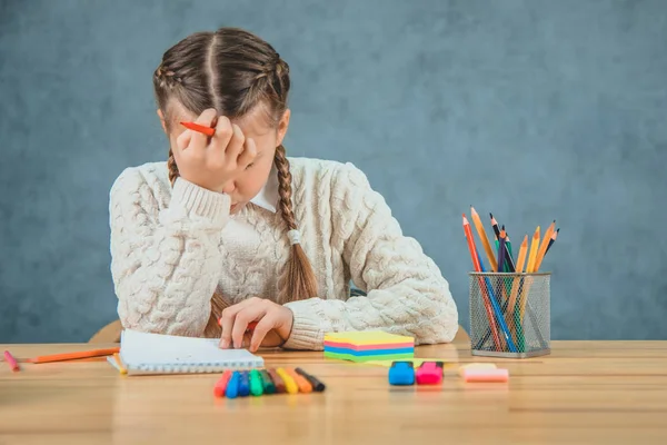 Liten blond flicka blir uttråkad och känner förtvivlan, frustration, hopplöshet isolerad på den grå bakgrunden. — Stockfoto