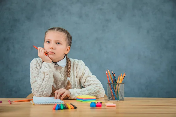 Gefrustreerd verrast, maar uitgeput, moe of verveeld jonge leerling. Foto van schoolmeisje, creatief concept met terug naar school thema — Stockfoto