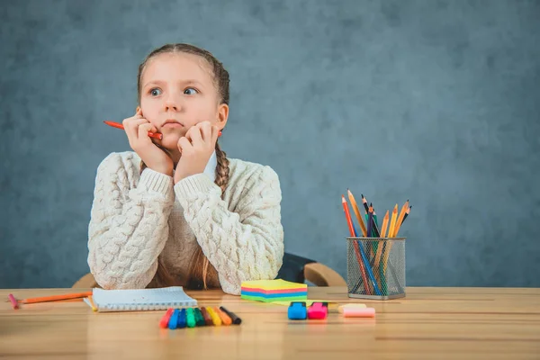 Junge Schülerin geschockt. Mädchen wundert sich über Hausaufgaben quantity.photo von Schulmädchen isoliert auf grauem Hintergrund. — Stockfoto