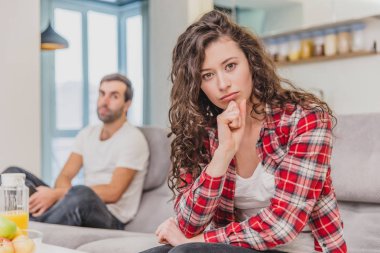 Karısı onu sinirli, çığlık kocası dinlemek için reddediyor ve ona sessiz bir tedavi verir. Sinirli insanlar.