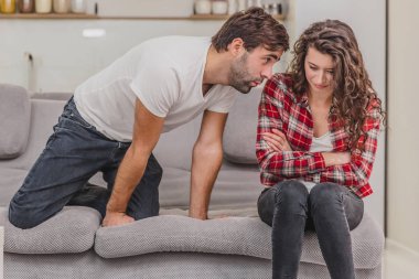 Kavga eden, çığlık atan, çığlık atan ve birbirini sorunlarla suçlayan öfkeli bir çiftin portresi, kavgalar, olumsuz duygular, ilişkilerdeki zorluklar, evlilikte yanlış anlama, bu sizin