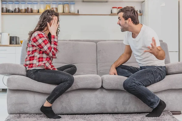 Negativní emoce jsou jen pár konceptů. Manžel a manželka, tvrdí a vykřikují expresivní a emocionální dvojice s argumentem nebo hádkou doma. — Stock fotografie